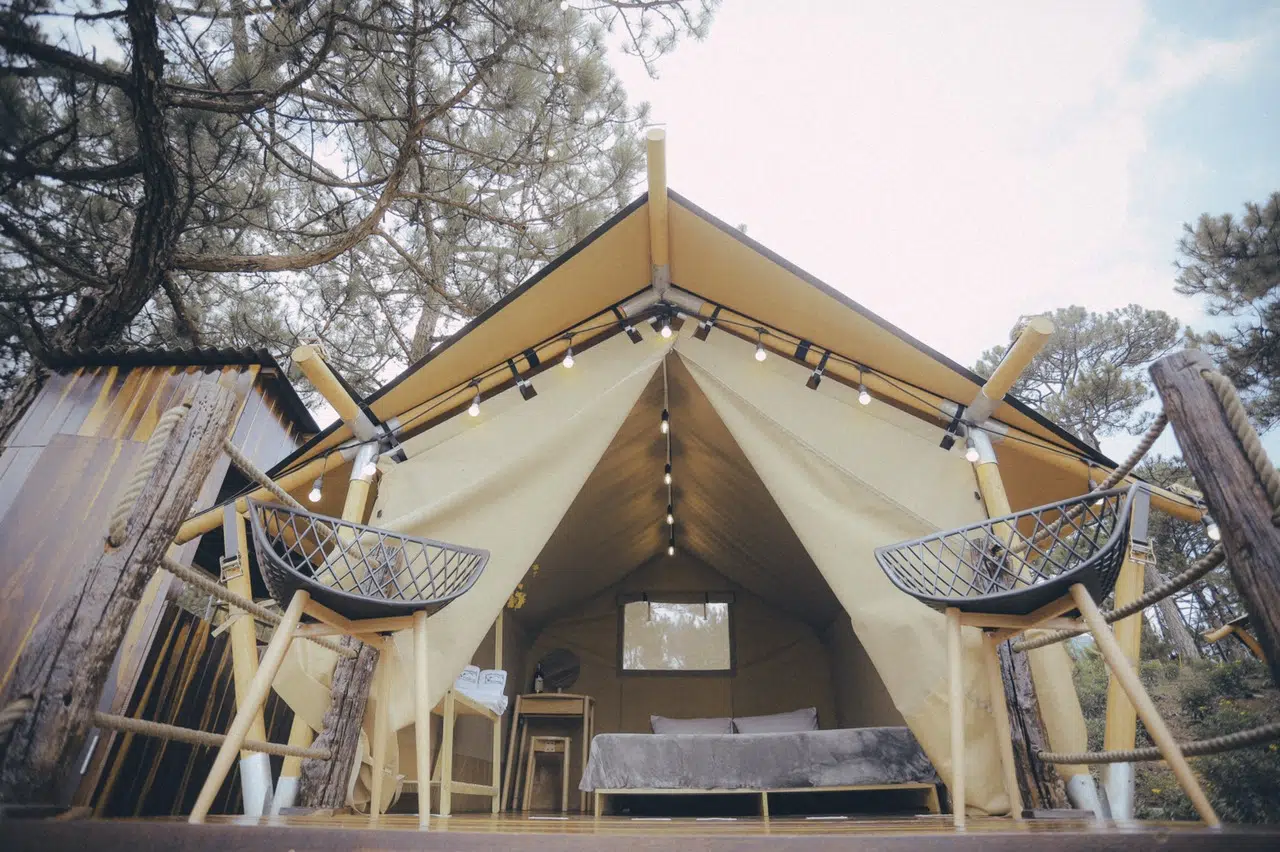 Sàn, thoát nước và hệ neo quan trọng thế nào với lều glamping?