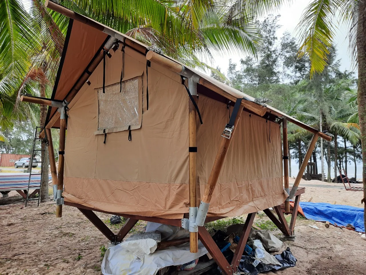 Lắp đặt sàn và cấu trúc glamping