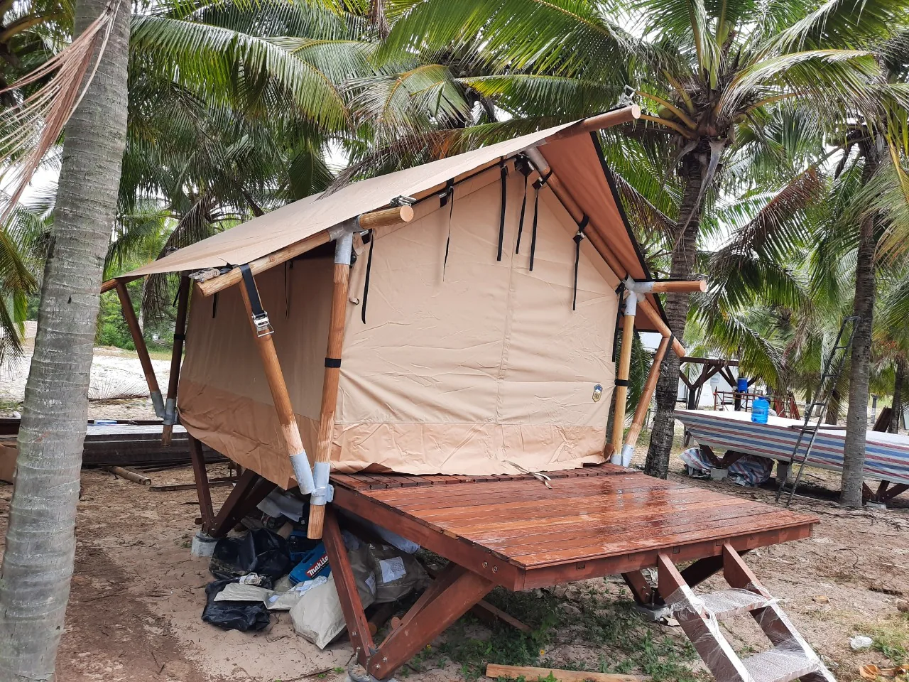 Lều hoàn thiện tại Hola Beach