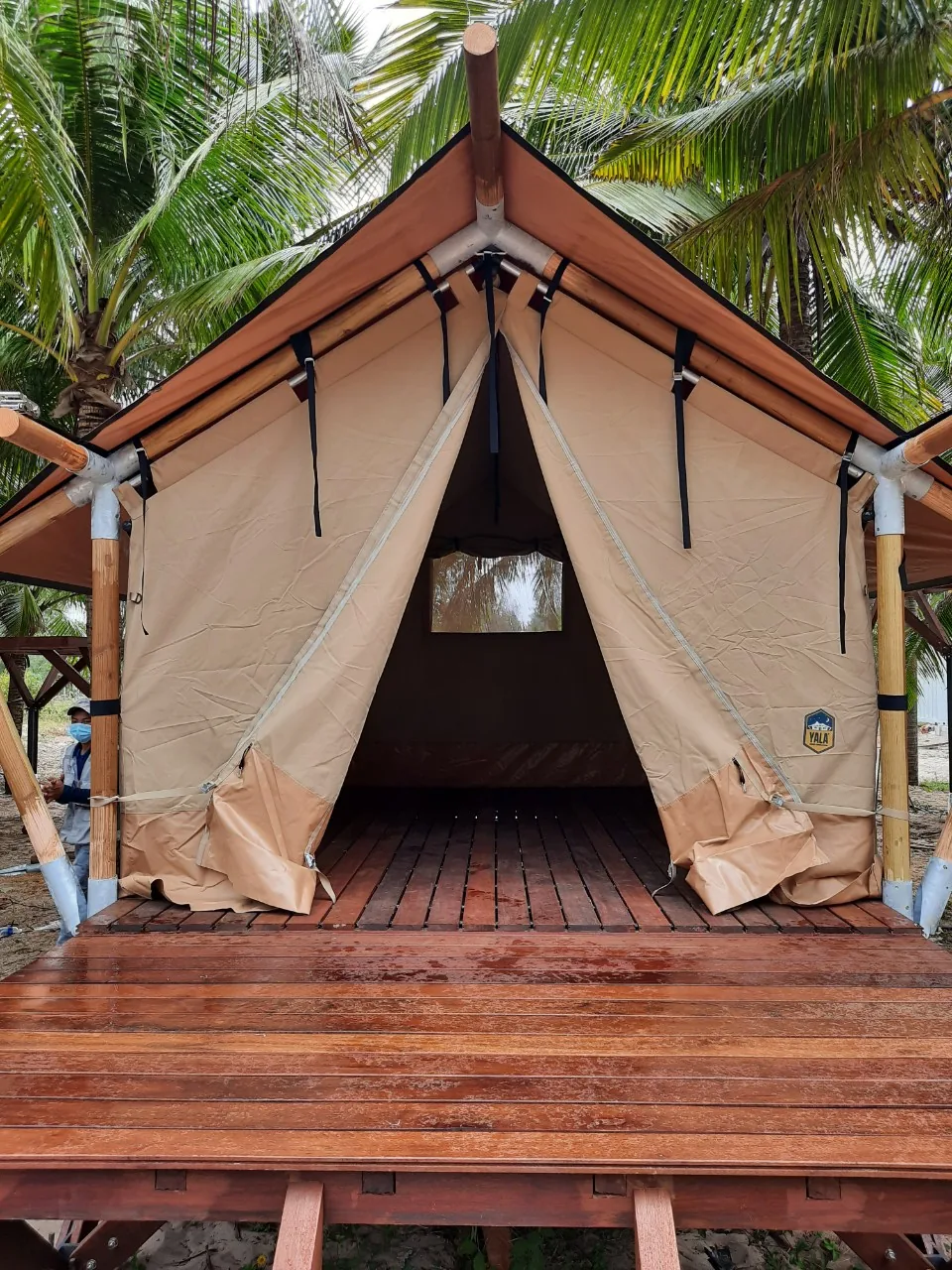 Mặt trước lều Hola Beach